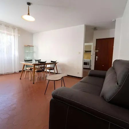 Appartement T2- Piscine- Plages- Commerces *